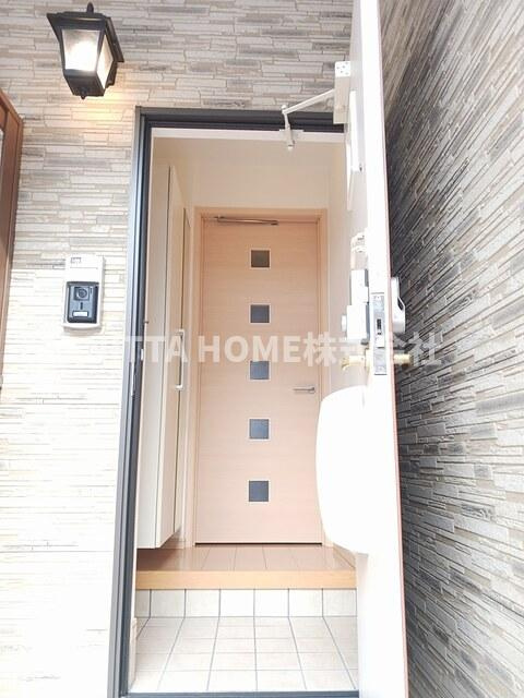 メゾン・城ノ下Ａの玄関|大きなシューズボックス付きの玄関です◆