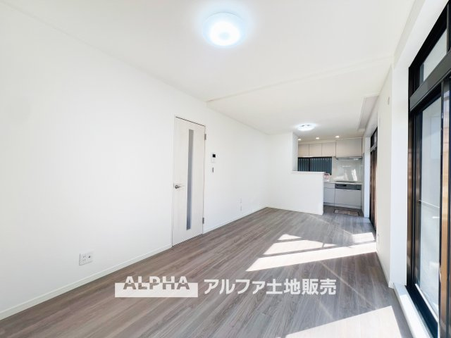 ~武蔵村山岸~Remodeled Homeの居間・リビング|【The situation】
◆シチュエーション◆リビングルームのドアを開くと、窓から飛び込むのは緑と光の風光明媚な景色。僕の目に映るは、ここで家族と会話をワイワイガヤガヤ楽しんでいる様子。