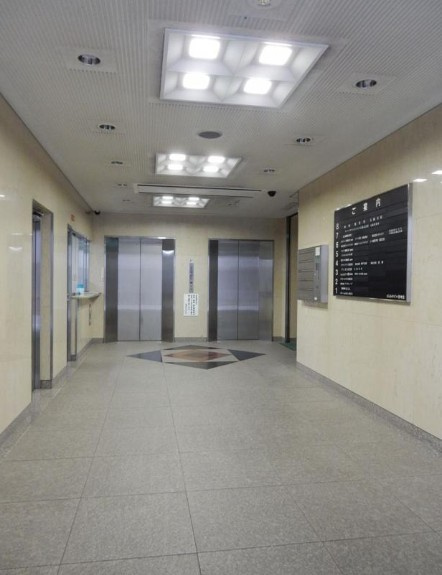 まるみやビルのエントランス