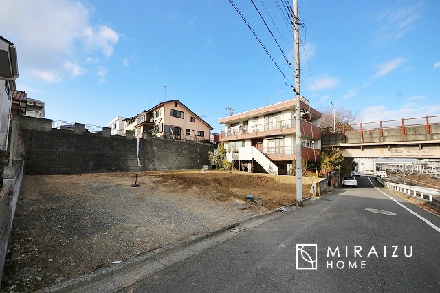 【前面道路含む現地写真】 | 陽の光をたっぷりと浴びながら気持ち良く生活が出来ます。夢のマイホーム、夢ではなく実現出来ます！見学・ご相談等、お気軽にご連絡下さい。