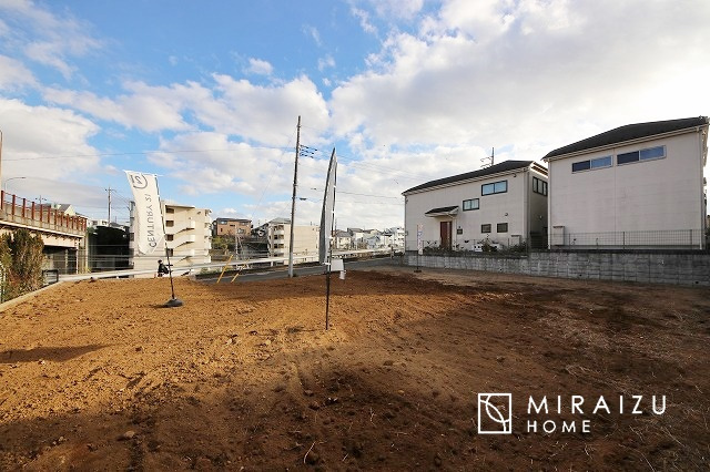 【前面道路含む現地写真】 | お車の運転に自信のない方でも安心かなと思います。とても解放感があり、日当たりも気持ちよさそうです。

