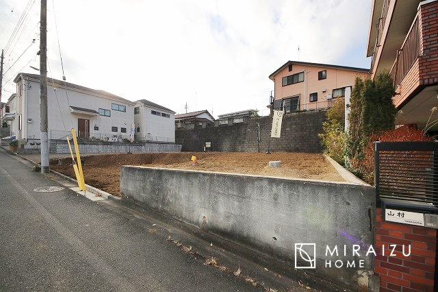 【前面道路含む現地写真】 | 通勤や家族の送迎など、毎日の生活にマイカーが欠かせない方にとって駐車場は大事な条件。敷地内にカースペースがあれば、お出かけやお買い物の際の搬入出も楽々です。
