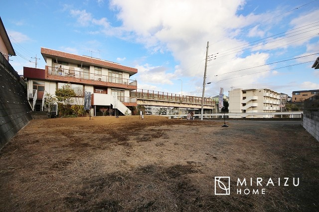 【前面道路含む現地写真】 | ＼静かな環境で落ち着いた暮らしをご希望のお客様／広さと価格のバランスの良いマイホーム！近隣施設にも恵まれ立地！詳細、ご見学希望・資料請求ミライズホームお気軽にお問合せ下さい♪
