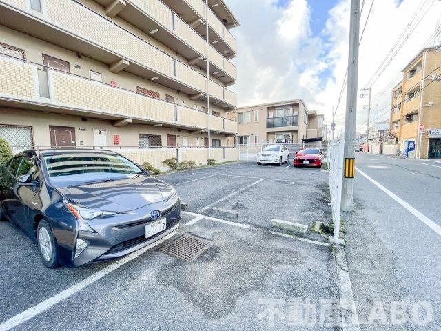 エレガンス喜連の駐車場