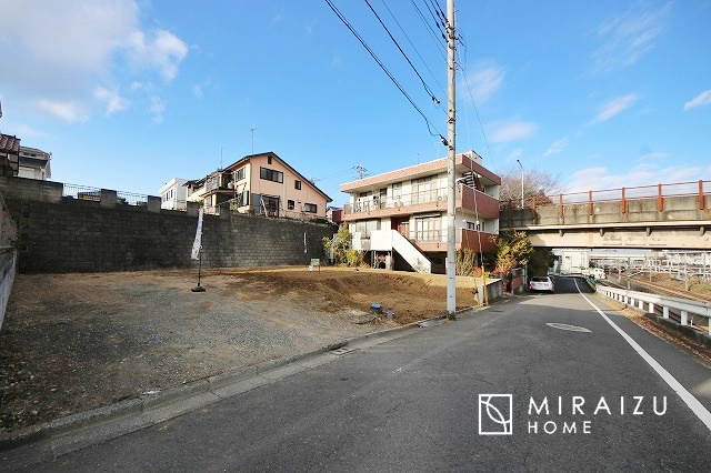 【外観】 | 運転が不安な方も安心な前面道路、きちんと幅員のある道路は女性にも安心です。整備されている道路は気持ちも良いですね♪
