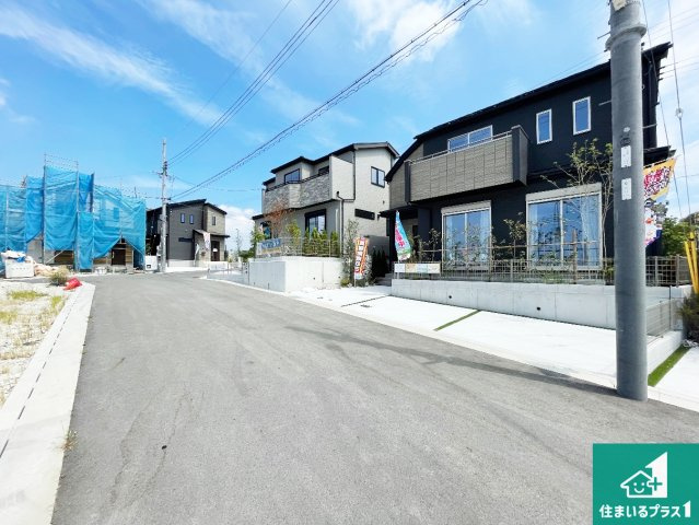 神戸市須磨区車　新築一戸建ての前面道路含む現地写真|周辺は閑静な住宅街！前面道路広々で車の出し入れも便利です。駐車が苦手な方でも安心して車庫入れできます！