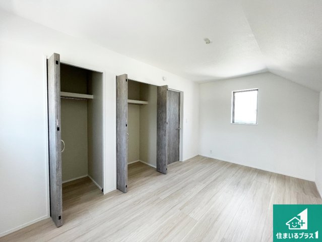 神戸市須磨区車　新築一戸建ての洋室|寝室は心地よい眠りについてもらいたくて、シンプルかつ開放的な空間な設計にしています！大きな窓から差し込む日が心地いいです♪