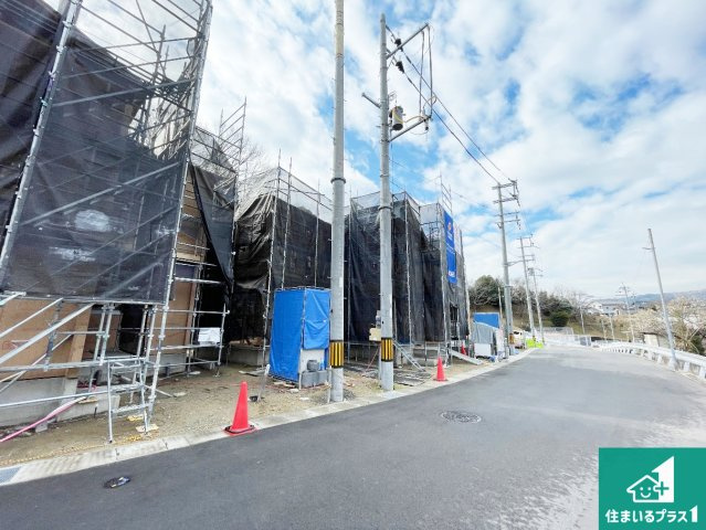 生駒市萩の台　新築一戸建ての前面道路含む現地写真|駅やスーパー、小学校・中学校等日常生活に欠かせない情報や道のりもご紹介いたしますのでお気軽にご相談ください。