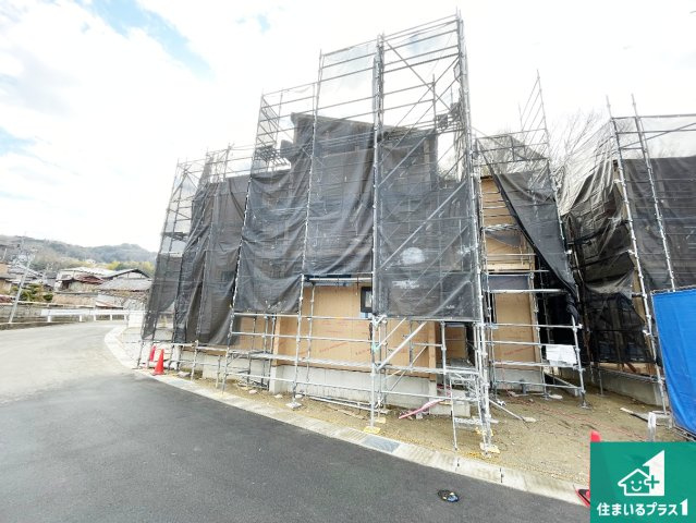 生駒市萩の台　新築一戸建ての外観|ご案内の際は現地集合はもちろん、ご自宅の送迎や最寄りの駅迄のお迎え等お気軽にご相談ください。