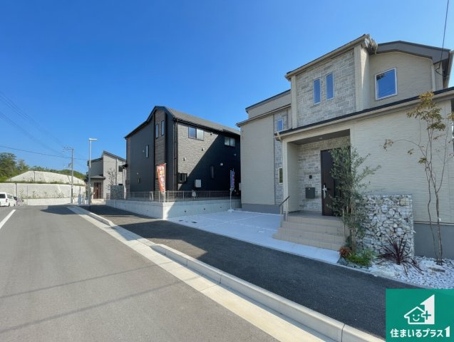 神戸市須磨区車　新築一戸建ての前面道路含む現地写真|周辺は閑静な住宅街！前面道路広々で車の出し入れも便利です。駐車が苦手な方でも安心して車庫入れできます！