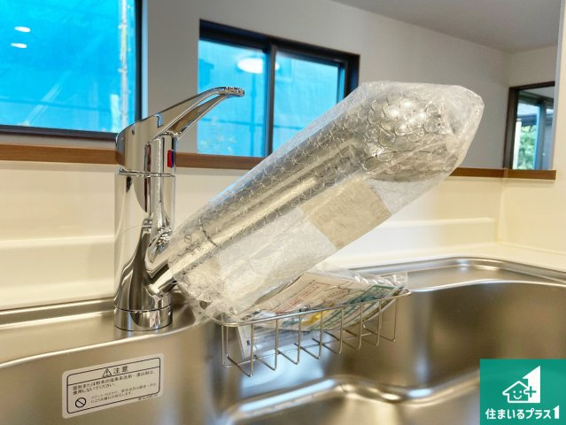 神戸市須磨区車　新築一戸建ての設備|浄水器を内蔵！炊飯時、お茶を作る時に安心してお水を使えます！お湯と冷水、浄水と原水、シャワーの切替えもワンタッチです！