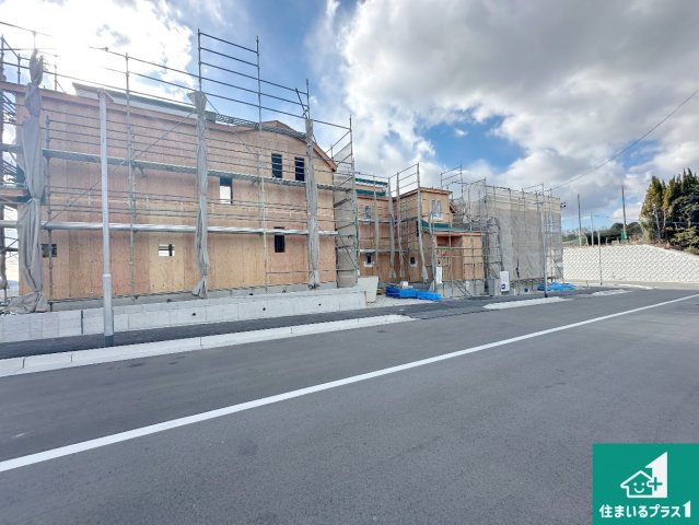 神戸市須磨区車　新築一戸建ての前面道路含む現地写真|周辺は落ち着いた街並みの住宅地！子育てがしやすい住環境です！まだ未完成ですが、現地でしかわからない事もございます。是非一度ご覧ください。