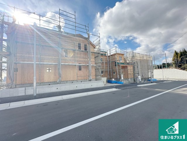 神戸市須磨区車　新築一戸建ての前面道路含む現地写真|周辺は落ち着いた街並みの住宅地！子育てがしやすい住環境です！まだ未完成ですが、現地でしかわからない事もございます。是非一度ご覧ください。