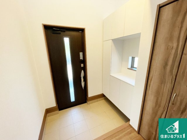 神戸市須磨区車　新築一戸建ての玄関|シューズボックスにはたくさんの靴が収納できるので玄関周りはいつもスッキリ！ご家族が増えても安心！