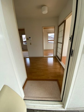 ファミール城ケ丘E棟の玄関