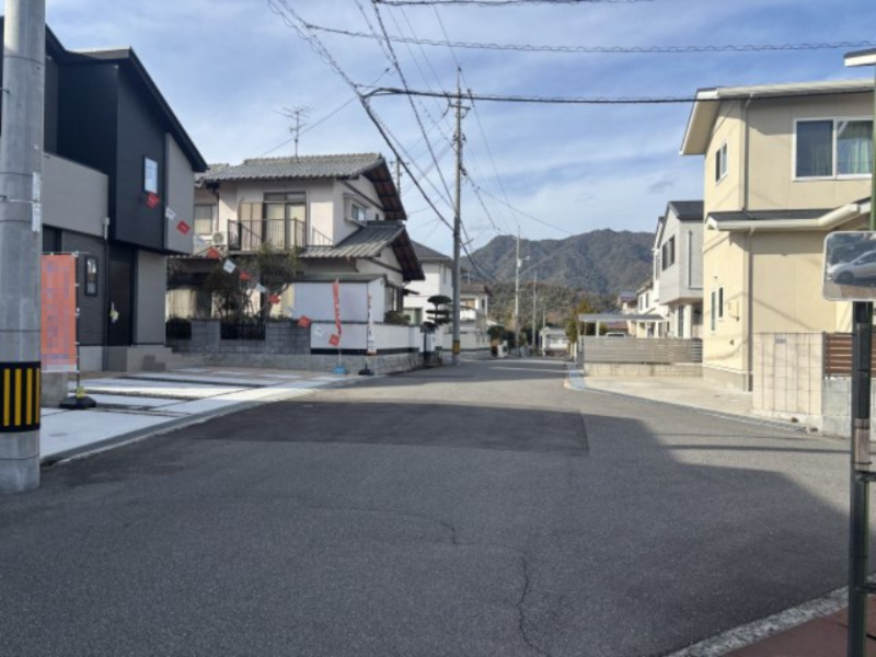 廿日市市前空3丁目の前面道路含む現地写真|前面道路は広く、車の出し入れもスムーズです。