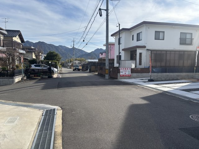 廿日市市前空3丁目の前面道路含む現地写真|閑静な住宅地です。