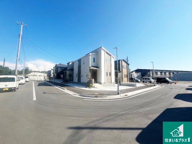 神戸市須磨区車　新築一戸建ての前面道路含む現地写真|周辺は閑静な住宅街！前面道路広々で車の出し入れも便利です。駐車が苦手な方でも安心して車庫入れできます！