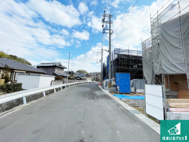 生駒市萩の台　新築一戸建ての前面道路含む現地写真|周辺は閑静な住宅街です。前面道路もしっかりと有りますので車の出し入れも安心ですよ！