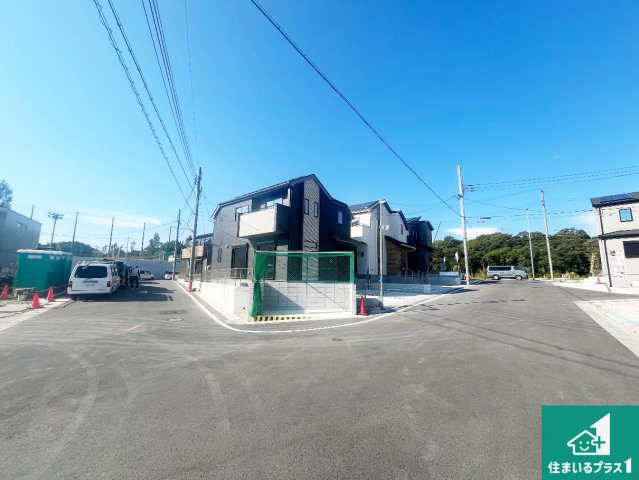 神戸市須磨区車　新築一戸建ての前面道路含む現地写真|周辺は閑静な住宅街！前面道路広々で車の出し入れも便利です。駐車が苦手な方でも安心して車庫入れできます！