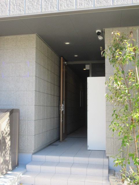 イリゼのエントランス|★オートロック対応★防犯カメラあり★