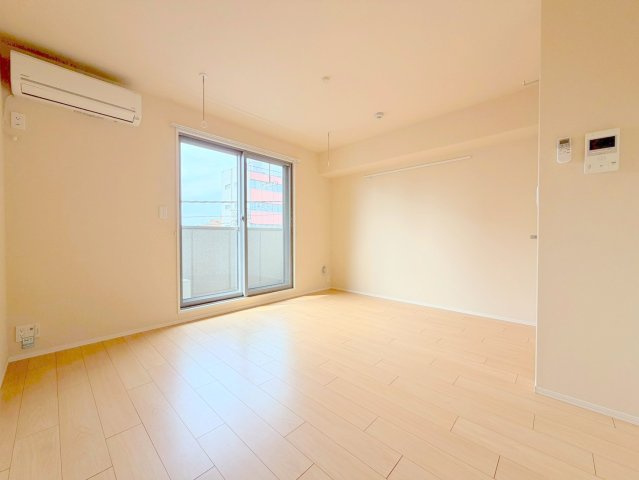 イリゼの居間・リビング|★広々洋室８．１帖★陽当り良好★