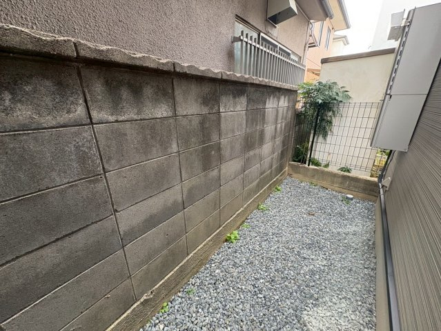 ＪＲ奈良線「新田」駅徒歩１１分◆閑静な住宅街に建つ３ＬＤＫ◆並列駐車２台可能◆宇治市広野町宮谷のその他|勝手口