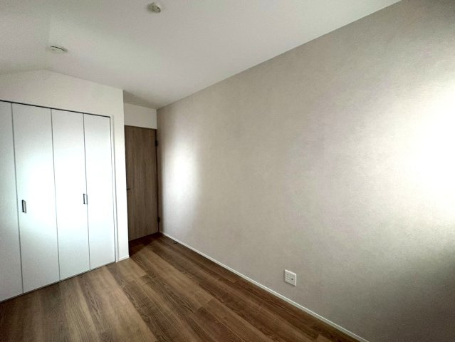 ＪＲ奈良線「新田」駅徒歩１１分◆閑静な住宅街に建つ３ＬＤＫ◆並列駐車２台可能◆宇治市広野町宮谷の洋室|洋室