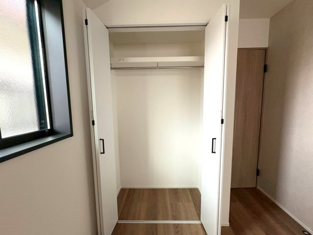 ＪＲ奈良線「新田」駅徒歩１１分◆閑静な住宅街に建つ３ＬＤＫ◆並列駐車２台可能◆宇治市広野町宮谷の収納|クローゼット