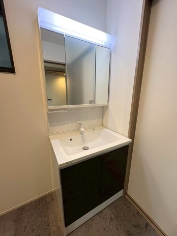 ＪＲ奈良線「新田」駅徒歩１１分◆閑静な住宅街に建つ３ＬＤＫ◆並列駐車２台可能◆宇治市広野町宮谷の独立洗面台|洗面化粧台