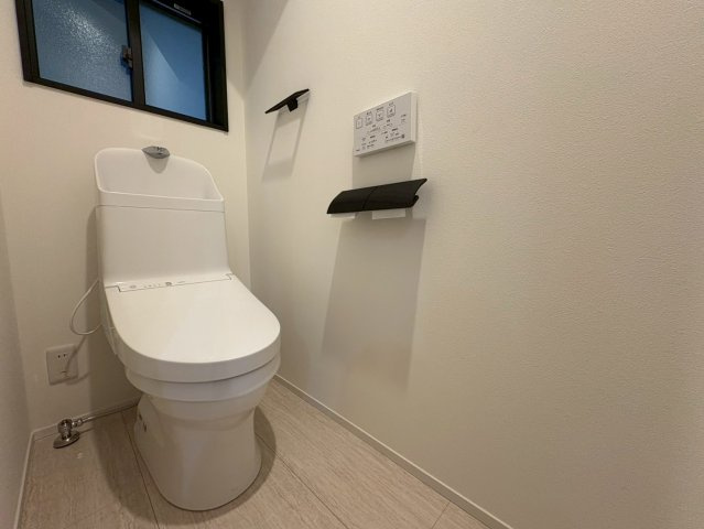 ＪＲ奈良線「新田」駅徒歩１１分◆閑静な住宅街に建つ３ＬＤＫ◆並列駐車２台可能◆宇治市広野町宮谷のトイレ|１Fトイレ