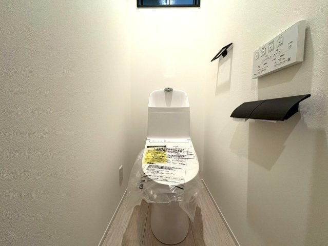 ＪＲ奈良線「新田」駅徒歩１１分◆閑静な住宅街に建つ３ＬＤＫ◆並列駐車２台可能◆宇治市広野町宮谷のトイレ|２Fトイレ