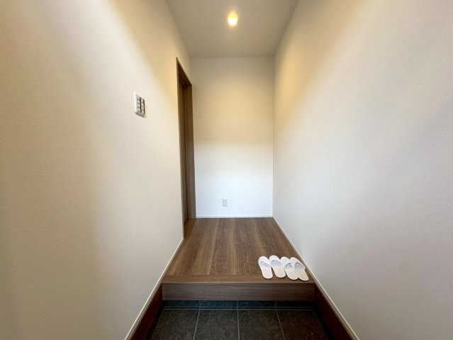 ＪＲ奈良線「新田」駅徒歩１１分◆閑静な住宅街に建つ３ＬＤＫ◆並列駐車２台可能◆宇治市広野町宮谷の玄関|玄関