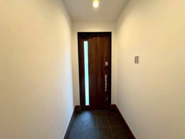 ＪＲ奈良線「新田」駅徒歩１１分◆閑静な住宅街に建つ３ＬＤＫ◆並列駐車２台可能◆宇治市広野町宮谷の玄関|玄関