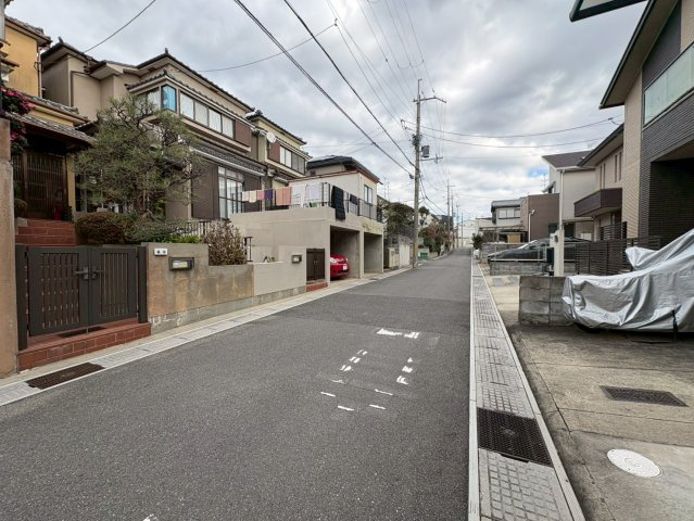 ＪＲ奈良線「新田」駅徒歩１１分◆閑静な住宅街に建つ３ＬＤＫ◆並列駐車２台可能◆宇治市広野町宮谷の前面道路含む現地写真|前道