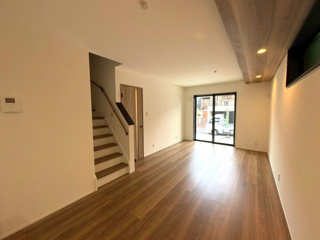 ＪＲ奈良線「新田」駅徒歩１１分◆閑静な住宅街に建つ３ＬＤＫ◆並列駐車２台可能◆宇治市広野町宮谷の居間・リビング|リビング