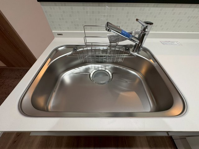 ＪＲ奈良線「新田」駅徒歩１１分◆閑静な住宅街に建つ３ＬＤＫ◆並列駐車２台可能◆宇治市広野町宮谷のキッチン|シンク