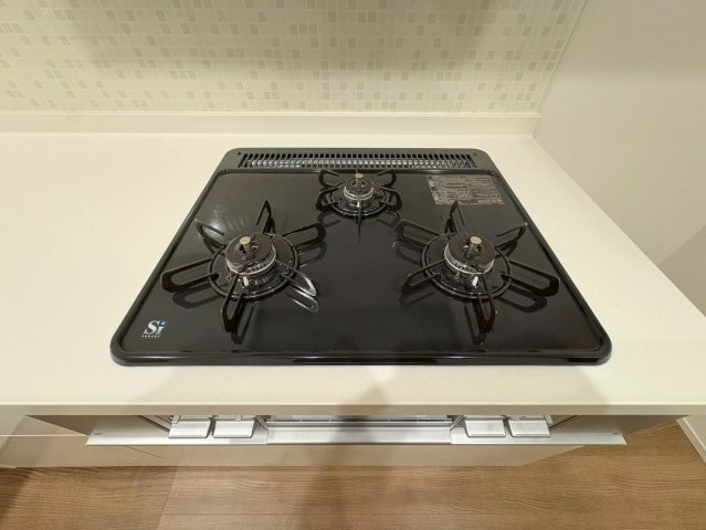 ＪＲ奈良線「新田」駅徒歩１１分◆閑静な住宅街に建つ３ＬＤＫ◆並列駐車２台可能◆宇治市広野町宮谷のキッチン|コンロ