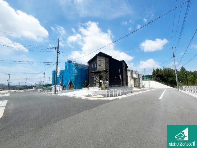 神戸市須磨区車　新築一戸建ての前面道路含む現地写真|周辺は閑静な住宅街！前面道路広々で車の出し入れも便利です。駐車が苦手な方でも安心して車庫入れできます！