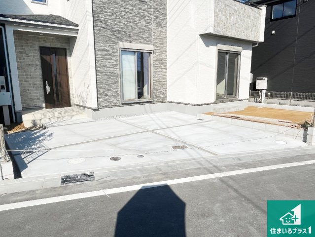 神戸市須磨区車　新築一戸建ての駐車場|並列2台駐車可能！ゆとりの駐車スペースで車庫入れもスムーズ！

