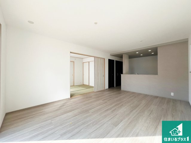 神戸市須磨区車　新築一戸建ての前面道路含む現地写真|周辺は落ち着いた街並みの住宅地！子育てがしやすい住環境です！まだ未完成ですが、現地でしかわからない事もございます。是非一度ご覧ください。