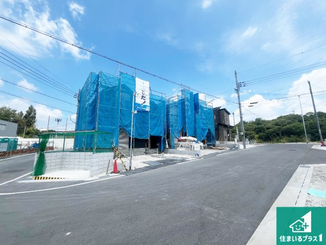 神戸市須磨区車　新築一戸建ての前面道路含む現地写真|周辺は落ち着いた街並みの住宅地！子育てがしやすい住環境です！まだ未完成ですが、現地でしかわからない事もございます。是非一度ご覧ください。
