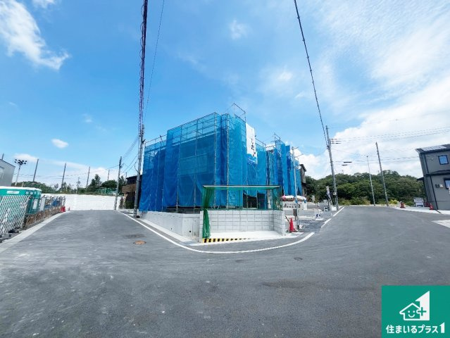 神戸市須磨区車　新築一戸建ての前面道路含む現地写真|周辺は落ち着いた街並みの住宅地！子育てがしやすい住環境です！まだ未完成ですが、現地でしかわからない事もございます。是非一度ご覧ください。