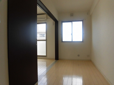 【居間・リビング】 | パルクレール | 明るい洋室です