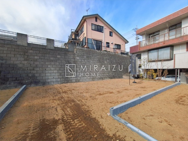 【外観】 | 青く澄み渡った綺麗な空と、陽の光をたっぷりと受ける、そんな新築住宅で新生活をスタートしてみませんか？見学・ご相談等、ミライズホーム(株)までお気軽にご連絡下さい。