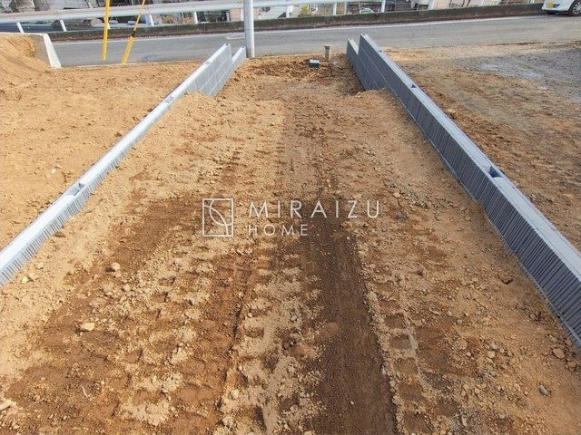 【前面道路含む現地写真】 | プライバシー性と開放感を高める住環境。陽当たりの良い開かれたロケーションを活かし、心地よい暮らしをプランニング