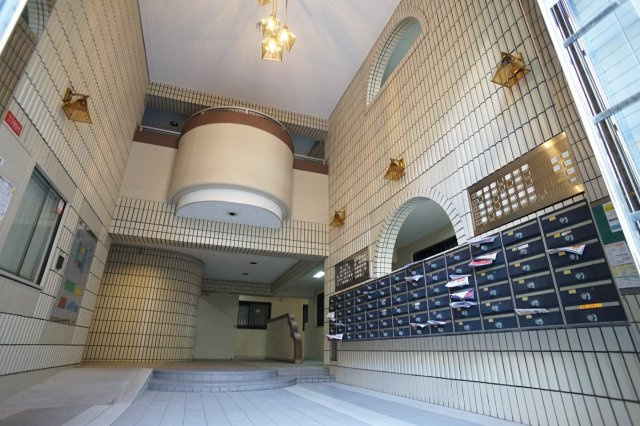 第６サンコウヒルズ東館のエントランス