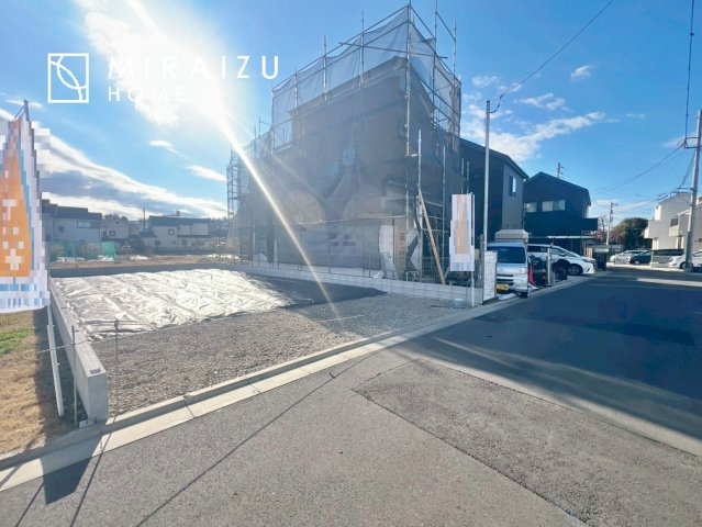 【前面道路含む現地写真】 | お車の運転に自信のない方でも安心かなと思います。とても解放感があり、日当たりも気持ちよさそうです。

