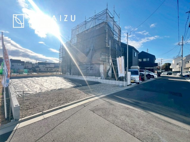 【前面道路含む現地写真】 | 通勤や家族の送迎など、毎日の生活にマイカーが欠かせない方にとって駐車場は大事な条件。敷地内にカースペースがあれば、お出かけやお買い物の際の搬入出も楽々です。
