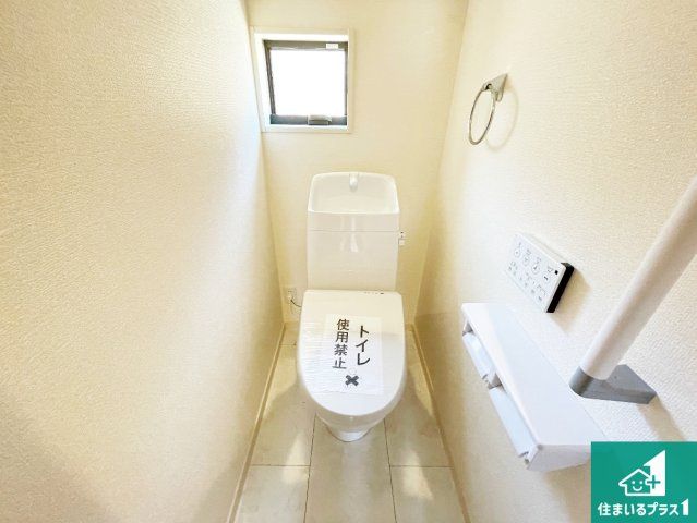 ●奈良市菅原町　第7期　新築一戸建てのトイレ|1・2階の2ヶ所にあるので、朝の忙しい時間の順番待ちもなく、深夜の利用にも大変便利です。